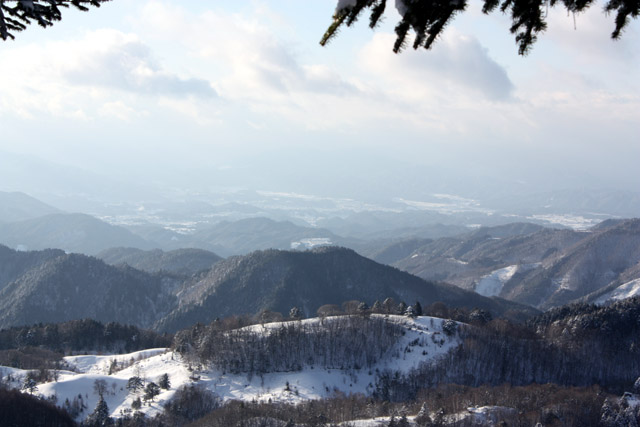 岐阜県 飛騨 飛騨高山スキー場「かもしかリフト（一人乗り）」頂上部(1547m)からの高山市方面展望